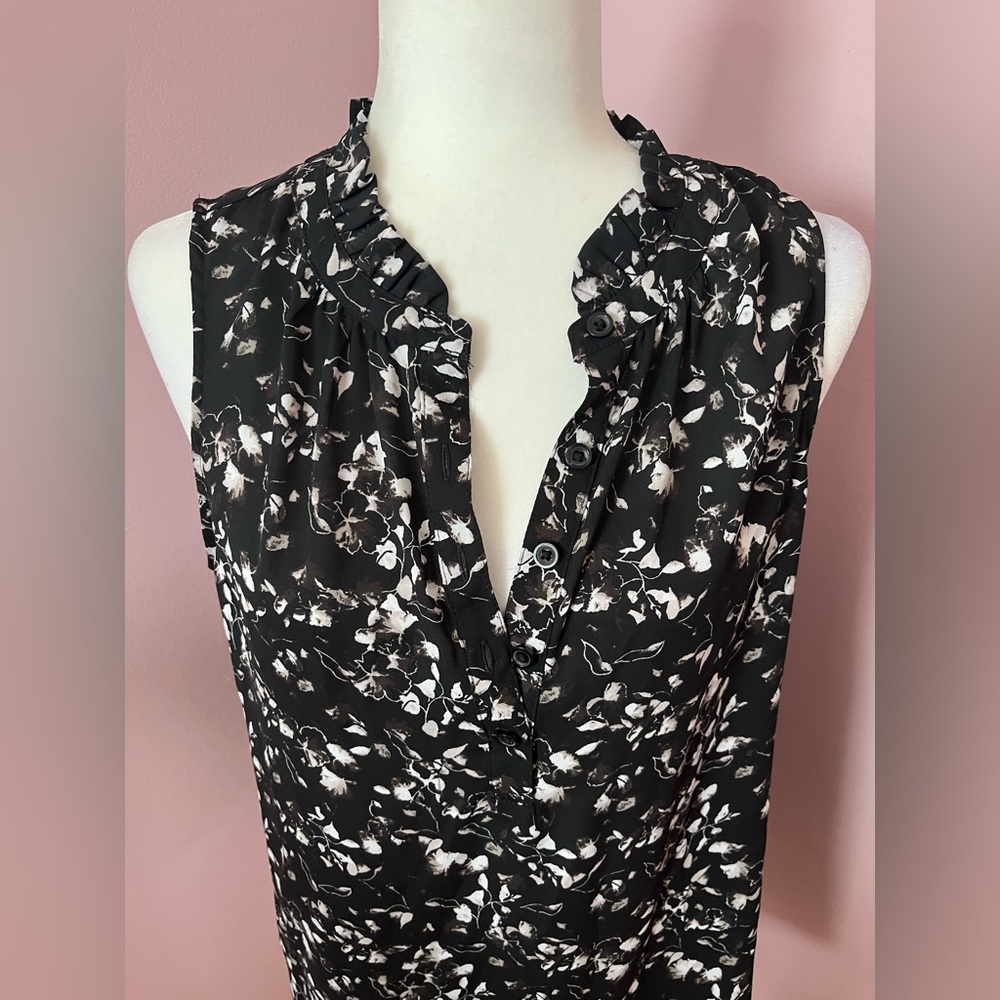 Dressy Sleeveless Blouse size M - Picture 4 of 10